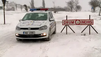 VIDEO Drumuri închise pe DN2/E85 din cauza viscolului. Sunt coloane uriașe de mașini, peste 100 de pompieri intervin
