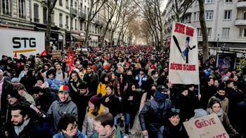 Creșterea vârstei de pensionare a scos peste un milion de oameni în stradă. Întreruperi de energie și trenuri oprite în Franța