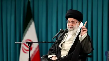 Iran se răzbună după o caricatură în revista Charlie Hebdo. Steagul Franței, ars de manifestanți