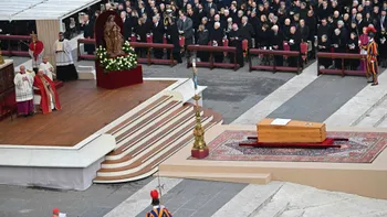Papa Benedict al XVI-lea urmează să fie înmormântat. Peste 100.000 de catolici s-au adunat la Vatican