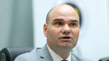 Președintele AEP și-a dat demisia. Constantin Buică este acuzat că și-a angajat cumnata în cadrul instituției