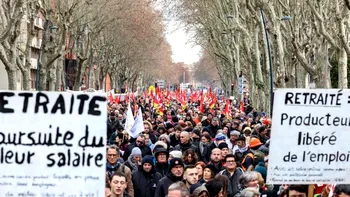 VIDEO Protestele masive continuă la Paris. Măsura luată de Macron care a revoltat populația