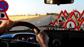 Noul semn de circulație care bulversează șoferii. Puțini conducători auto știu de el și riscă amenzi dacă nu-l respectă
