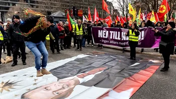 VIDEO Coranul a fost ars la un protest în Suedia. Imaginile au înfuriat Turcia