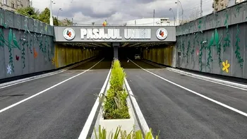 VIDEO Plouă în Pasajul Unirii, din tavan curge apă direct pe mașini. Cum răspund Primăria Sectorului 4 și Apa Nova