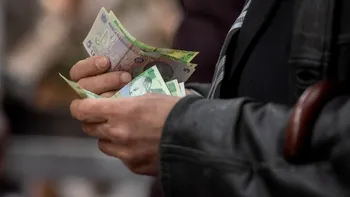 Bucurie mare pe asistații social: statul le mărește ajutoarele, primesc mai mulți bani gratis de la buget