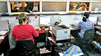 Prime de lux pentru angajații de la stat: plouă cu bani peste bugetari