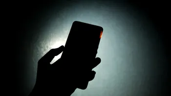 De ce nu ar trebui să mai folosești lanterna de la telefonul tău mobil: explicația experților