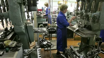 Secretele fabricilor de arme din Cugir: de ce sunt preferate femeile în acest loc de muncă