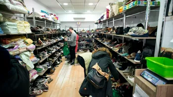 Lovitură dură pentru românii care se îmbracă de la second hand: anunțul vine de la Guvern și e tranșant