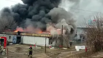 Incendiu grav la un depozit de pe Iuliu Maniu, din București. Pompierii se luptă cu flăcările VIDEO