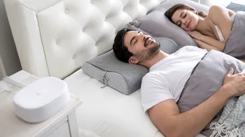Perna care te scapă de sforăit: partenerul tău va dormi mai bine
