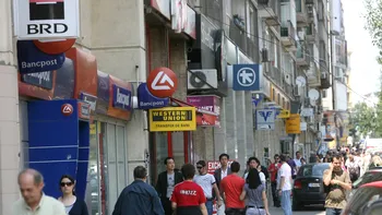 Cum își iau românii țeapă dacă țin banii la bănci: ING, Raiffeisen, Banca Transilvania și BCR nu vor să citești asta
