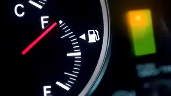 Ce înseamnă săgeata de lângă martorul de carburant din bordul maşinii. Detaliul de care şoferii habar nu au, ce trebuie să facă