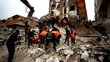 După trei zile de la tragedie, Siria primește în sfârșit ajutor din partea ONU. Șase camioane sunt pe drum