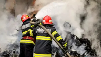 Incendiu puternic la o mănăstire celebră din nordul Moldovei. Sunt mari degajări de fum, pompierii intervin