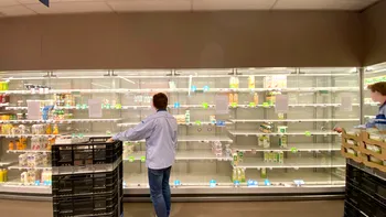 Rafturi goale în supermarketuri și penurie de alimente. La un pas de raționalizare după „furtuna perfectă” provocată în Marea Britanie
