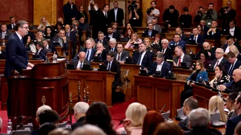 Scandal în Parlamentul Serbiei. Conflictul a fost la un pas să escaladeze. Vucic a fost înconjurat în timpul unui discurs VIDEO