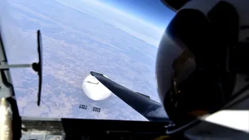 Un pilot american s-a fotografiat cu balonul de spionaj chinezesc. Totul s-a întâmplat cu o zi înainte să fie doborât