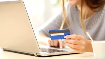 Dispar banii de pe card instant, dacă nu ești atent pe internet: fraudele sunt la ordinea zilei, dar Poliția Română are câteva recomandări importante