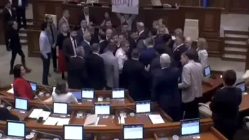 Îmbrânceli în Parlamentul Moldovei, din cauza proiectului de lege privind limba română VIDEO
