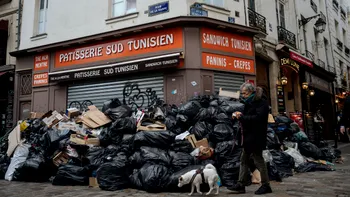 Parisul, sufocat de gunoaie din cauza grevei. Ce spun reprezentanții Primăriei despre situația „urât mirositoare”