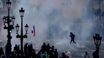 Poliția franceză se pregătește de proteste violente. Sute de mii de oameni sunt așteptați în stradă. O primă victorie pentru Macron