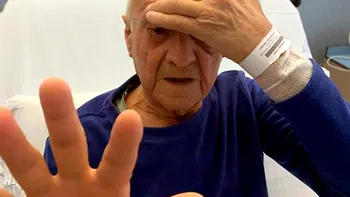 Un bărbat complet orb și-a recăpătat vederea după un autotransplant de cornee. Intervenția este o premieră mondială în medicină
