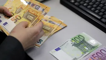 Cursul valutar scapă de sub orice control: peste 5 lei pentru un euro, greul de-abia acum începe