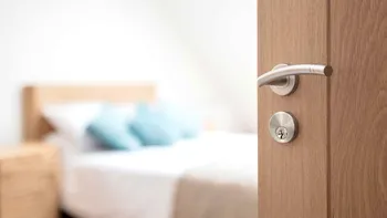 De ce să nu dormi niciodată cu ușa deschisă la dormitor: riscurile la care te supui