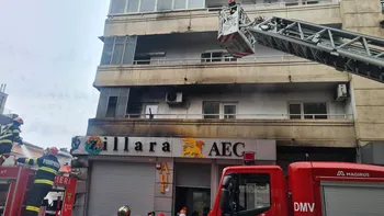 Incendiu puternic în centrul Capitalei, locatarii au fost evacuați. Pompierii intervin