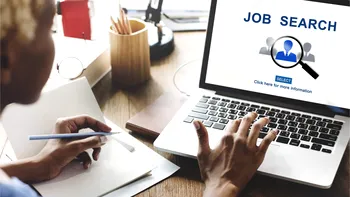 Un job nu le ajunge tinerilor români: abia cu două locuri de muncă trăiesc de la o lună la alta