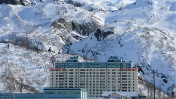 Un oraș întreg locuiește într-un singur bloc: unde se află locul care atrage turiștii curioși