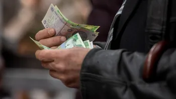 Pensionarii români, condamnați la sărăcie: câți bani le intră în casă lunar, pentru unii e mai bine, alții fac 