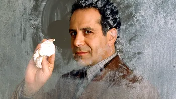 Celebrul detectiv interpretat de Tony Shalhoub se întoarce: ce știm despre Ultimul Caz al Domnului Monk