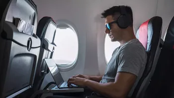 Un pasager a băgat groază într-un avion, după ce și-a deschis laptopul în timpul zborului. 