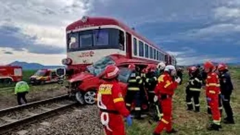 Accident feroviar grav în Brașov. O mașină a fost lovită de tren