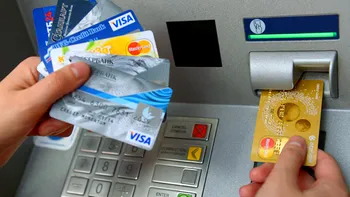 Nu pleca niciodată de lângă bancomat dacă ți se blochează cardul. Ce trebuie să faci imediat