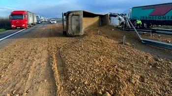 Circulație blocată pe un segment din autostrada A1 București-Pitești. Un autotren cu nisip s-a răsturnat