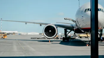 Cum a fost cârpit un avion, înainte de a decola. Momentul a fost surprins de un pasager. Foto