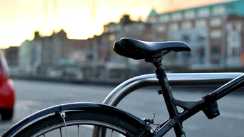 O angajată a MApN a lovit cu mașina un biciclist și a plecat. Ce făcea la volan când a fost găsită de polițiști