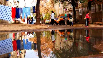 Orașul falit din România, este atât de sărac că pâinea este exponat de lux în vitrine. Abia mai are 6.000 de locuitori, dar e mai mare decât București, Cluj și Timișoara la un loc