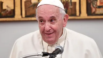 Papa Francisc, în vizită la Budapesta. Suveranul Pontif, în baston pe covorul roșu. Foto