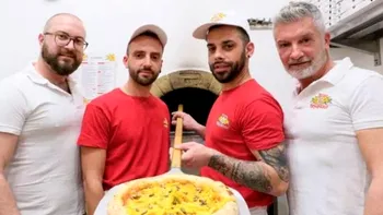 Pizza cu greieri prăjiți, un mare succes. Prețul nu e deloc mic, dar preparatul s-a vândut masiv