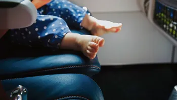 Scandal de proporții într-un avion. Un bărbat și-a ieșit din minți din cauza unui copil care „a plâns 40 de minute încontinuu” VIDEO