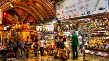 Turcii renunță la bănci și se înghesuie în Bazar pentru a scăpa de lirele depreciate: „Și să cumperi feta e o investiție mai bună”
