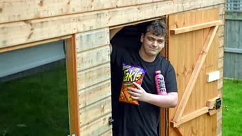 Un adolescent de 17 ani câștigă pe lună cât alții într-un an. A dat lovitura în afaceri din „biroul” amenajat în grădina părinților