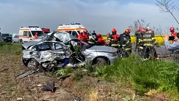 Imagini de la accidentul din Teleorman, unde 9 oameni au fost răniți. Microbuzul s-a răsturnat în urma impactului