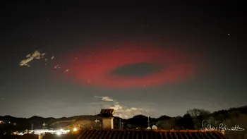 Un cerc roșu și misterios, fotografiat pe cer, noaptea: explicația cercetătorilor