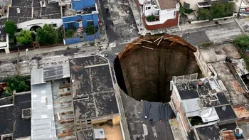 O dolină uriașă a „înghițit” un om, cu tot cu pat: cum s-a întâmplat tragedia
